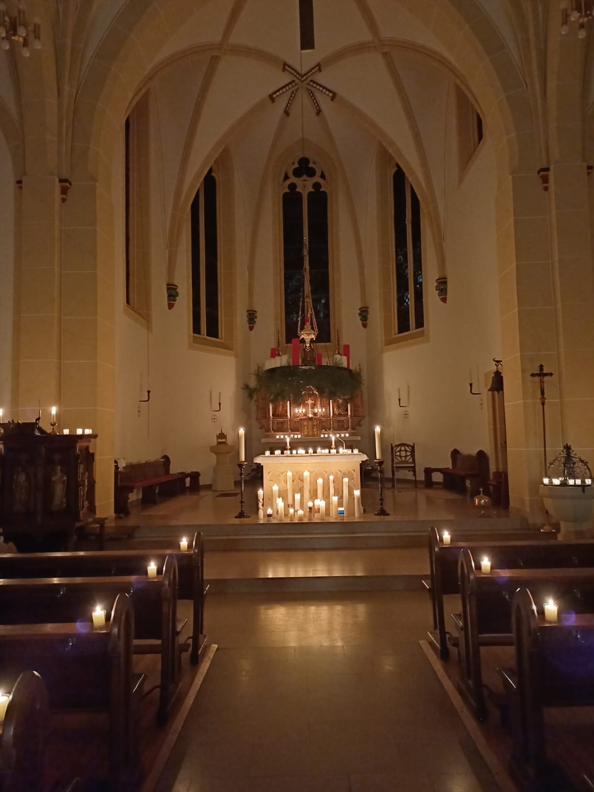 St. Josef im Schein der Kerzen zur Rorate-Messe