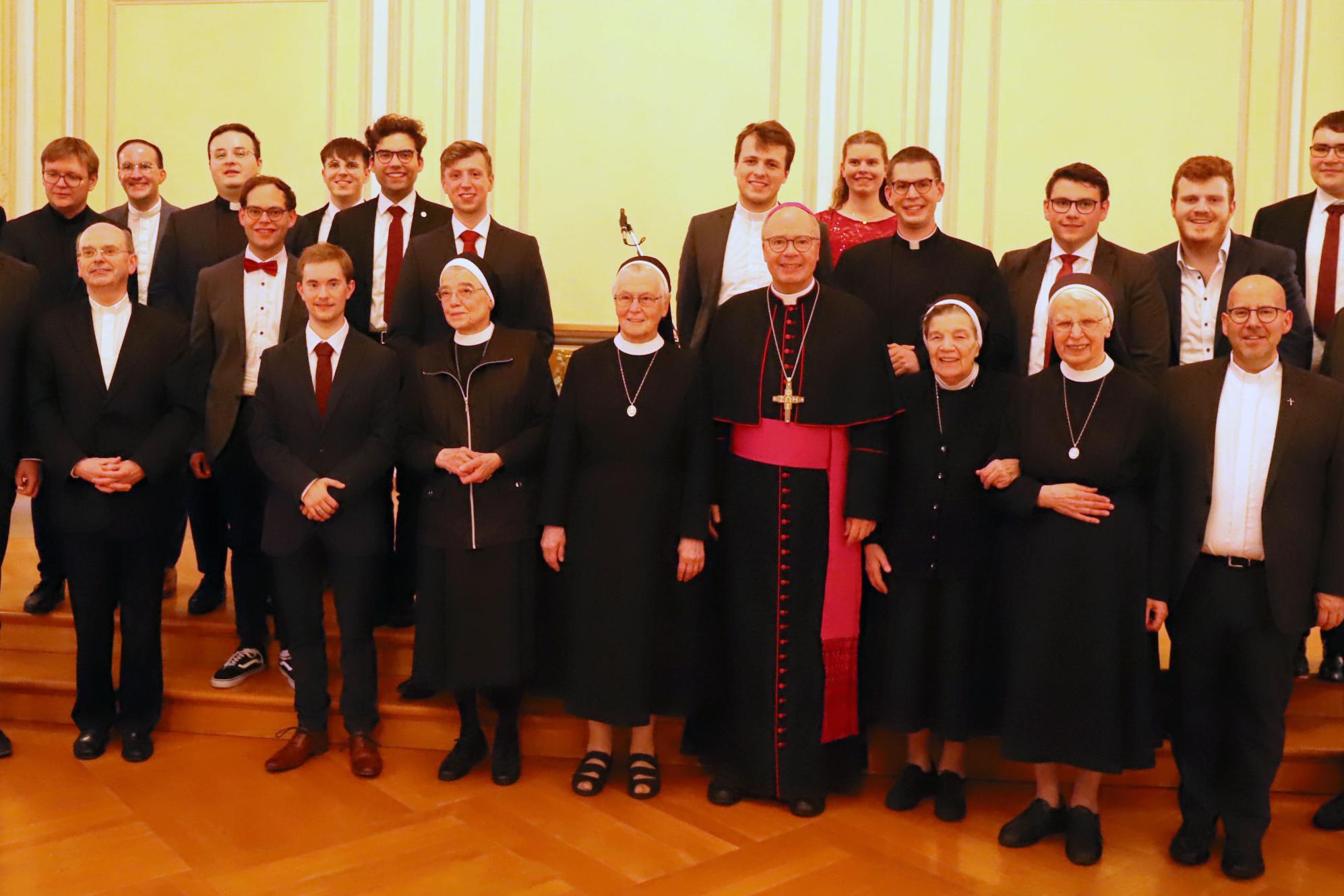 Bischof Ackermann verabschiedete Regens Laufer-Schmitt und die Schwesterngemeinschaft (vordere Reihe von rechts) im Beisein der Seminargemeinschaft und vieler weiterer Gäste