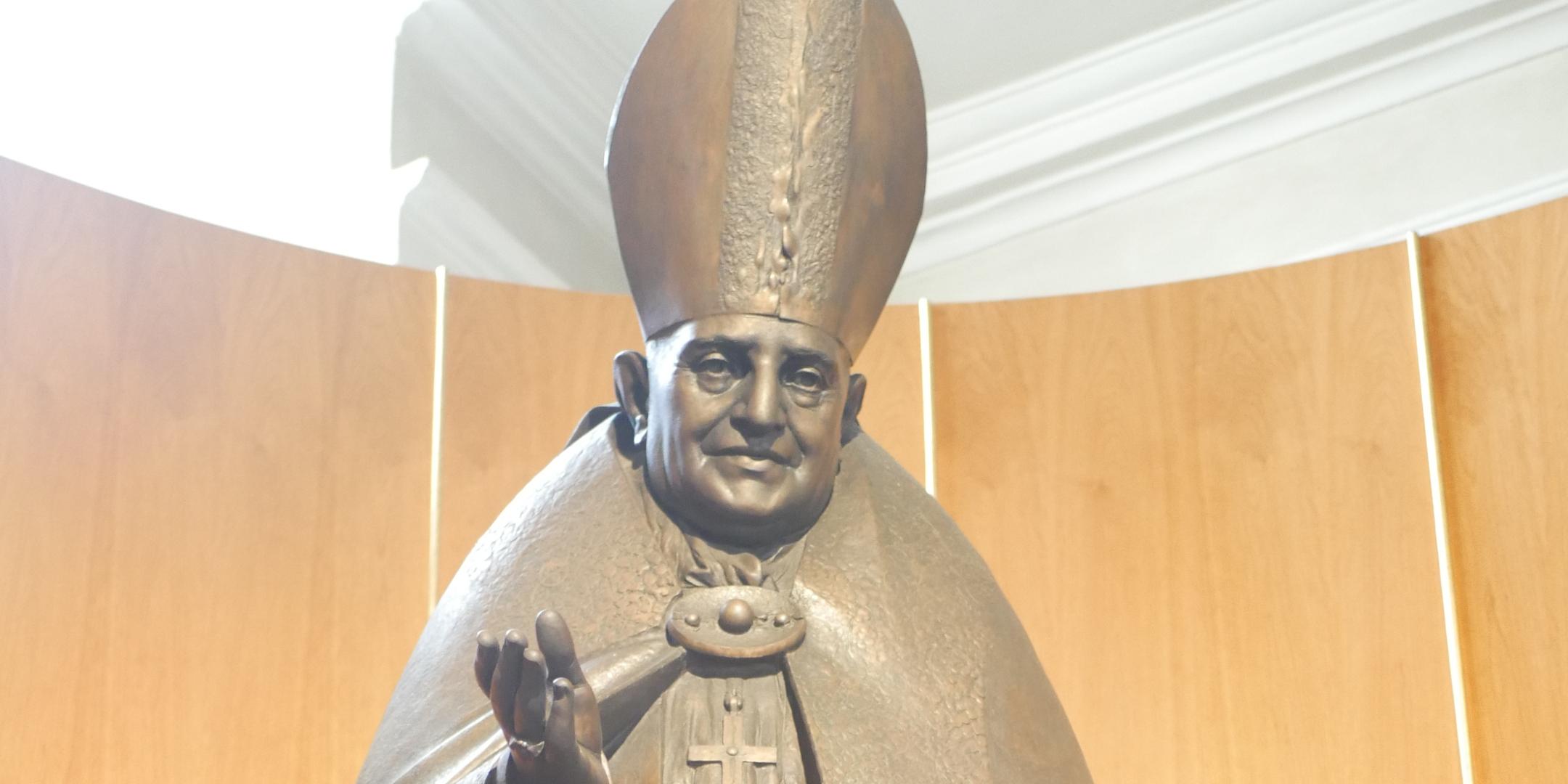 Statue von Johannes XXIII. in Bergamo