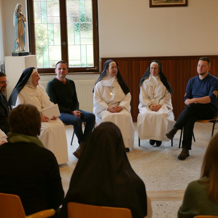 Die Schwestern von Marienthal und einige Gläubige aus Schwalbach sitzen in einem Stuhlkreis und tauschen sich aus.