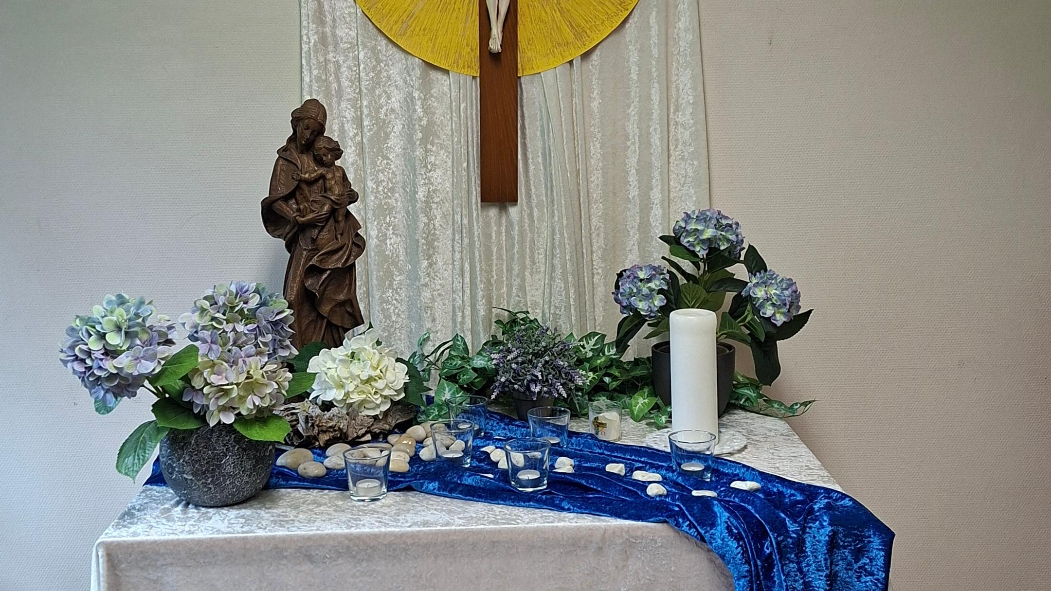 Altar mit Blumenschmuck im Pfarrsälchen Maria-Himmelfahrt Elm/Sprengen