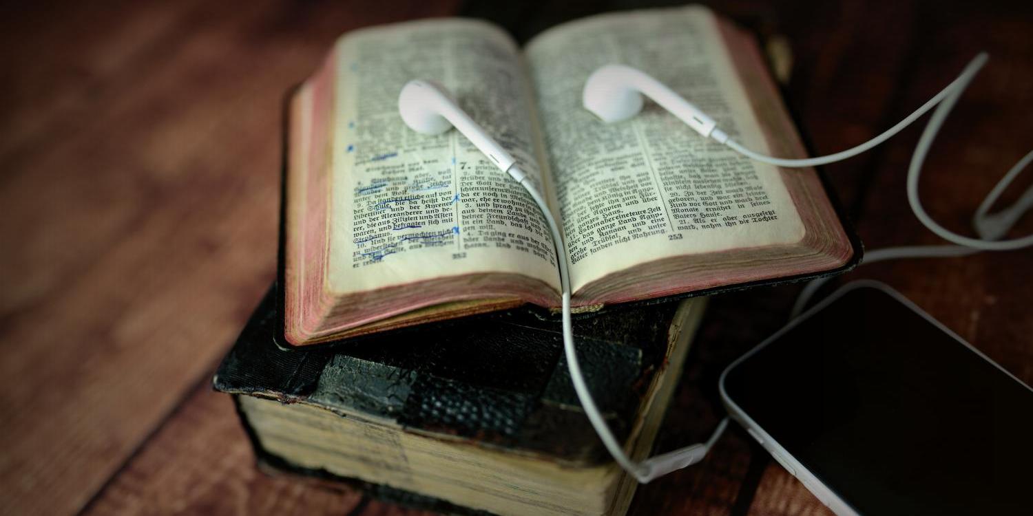 Bibel mit Smartphone und Headset