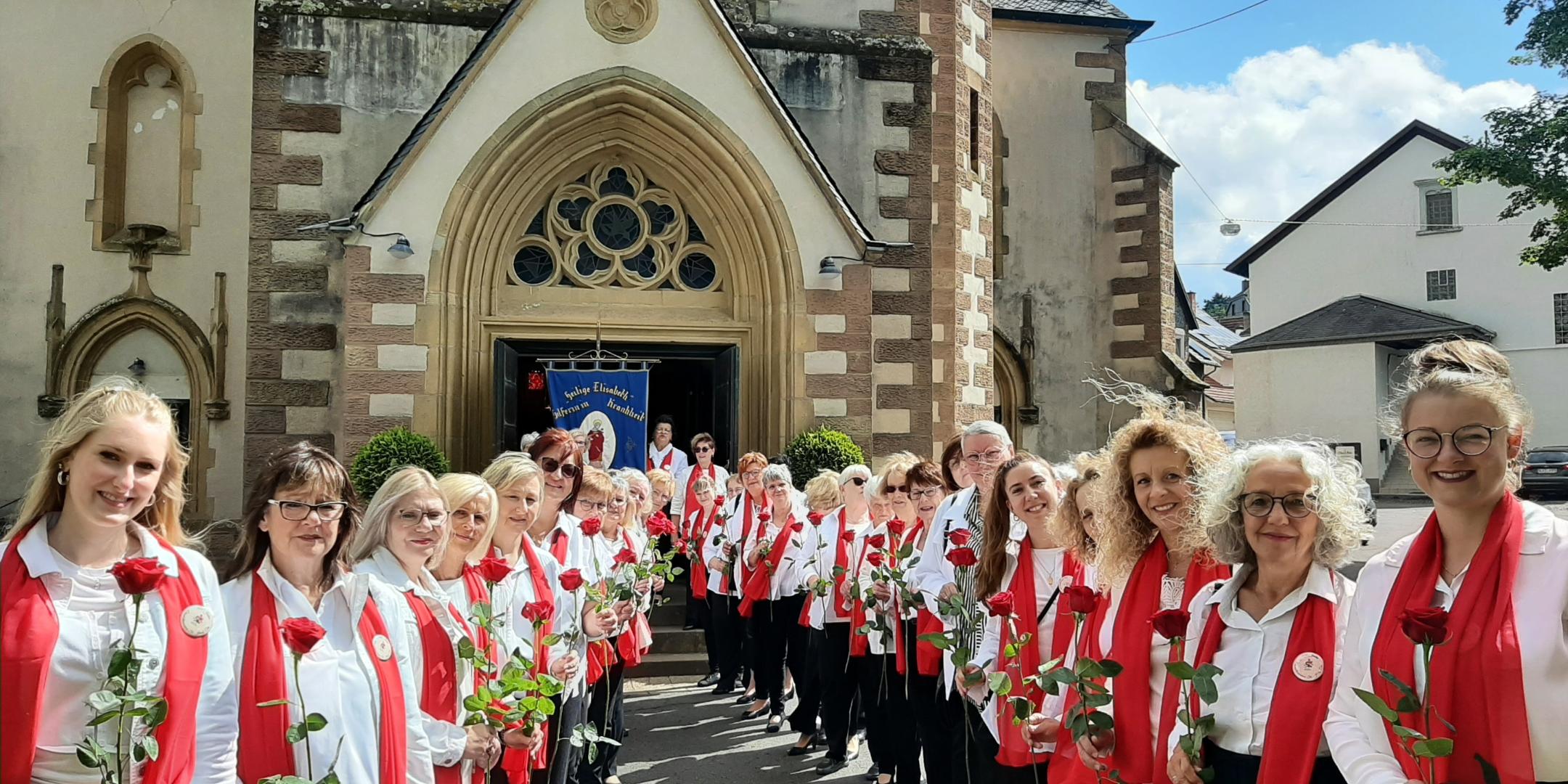 Spalier der Elisabethenfrauen vor der Kirche St. Josef