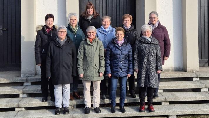 Gruppenfoto von Mitgliedern des EV Herz Jesu Griesborn, aufgenommen auf den Stufen der Kirche Herz Jesu