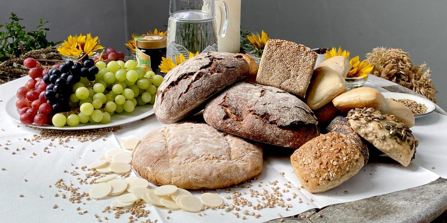 Verschiedene Früchte im Zusammenhang mit Erntedank