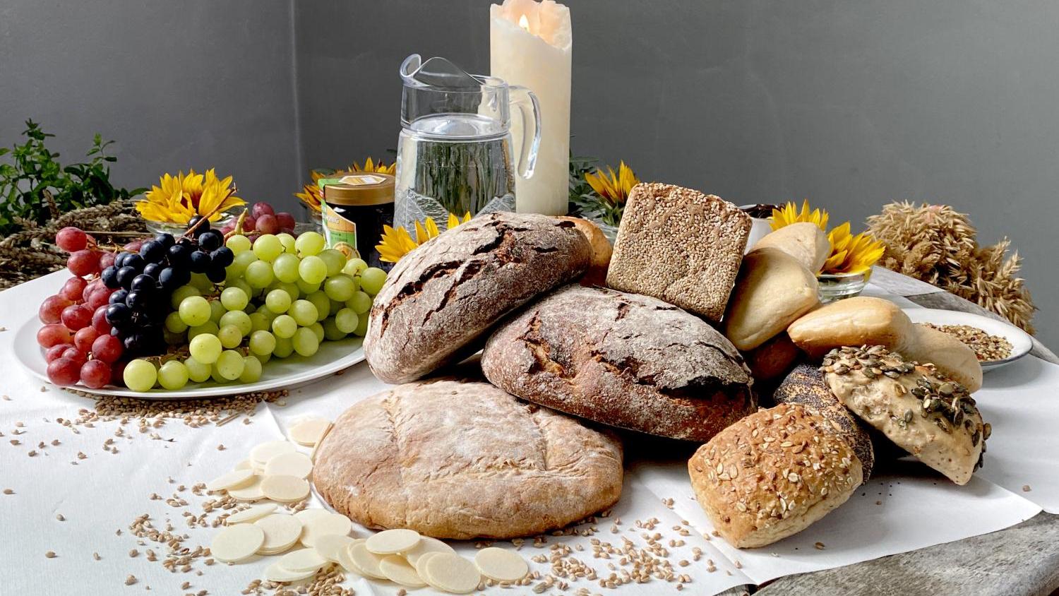 Verschiedene Früchte im Zusammenhang mit Erntedank
