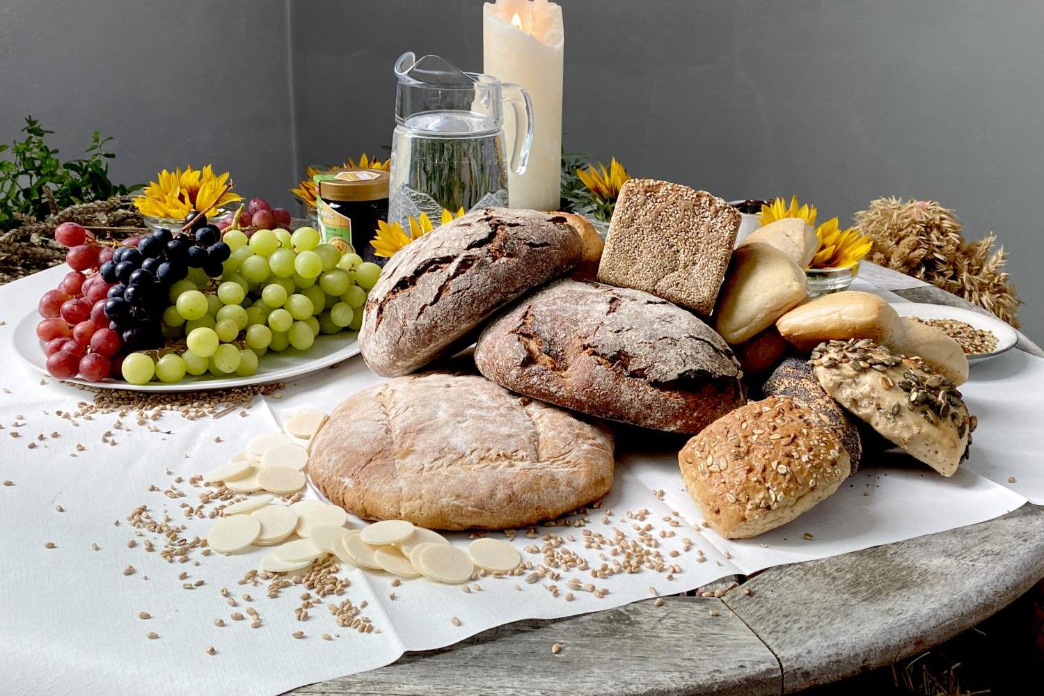 Verschiedene Früchte im Zusammenhang mit Erntedank