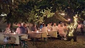Foto aus dem Pfarrgarten St. Josef, Tische und Bänke mit Gästen des Fests der Ehrenamtlichen