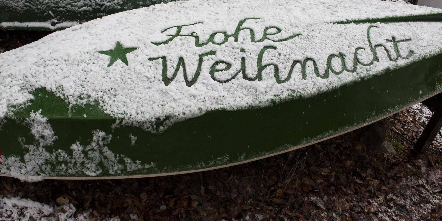 Frohe Weihnachten in den Schnee geschrieben