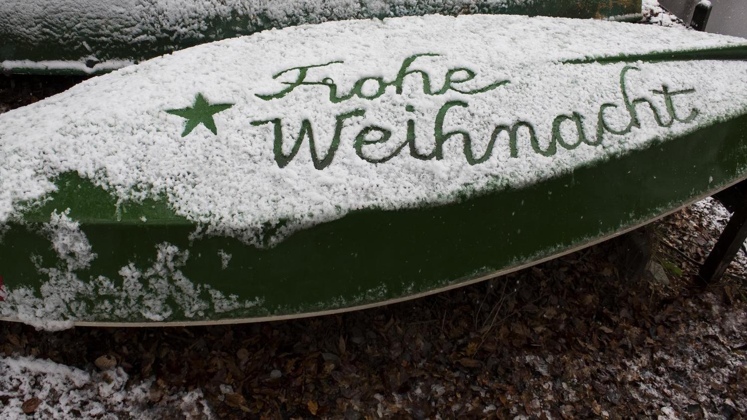 Frohe Weihnachten in den Schnee geschrieben