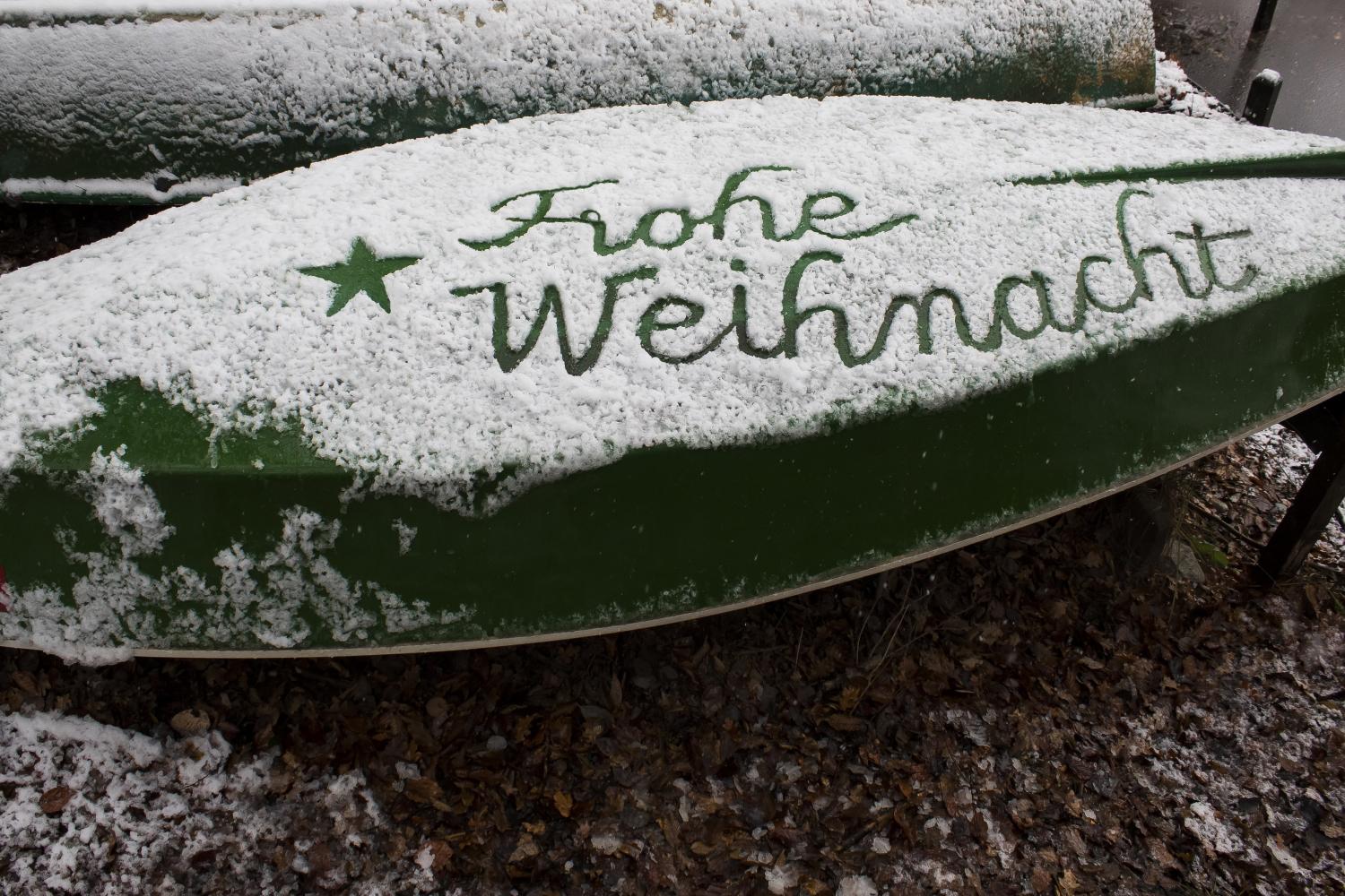 Frohe Weihnachten in den Schnee geschrieben