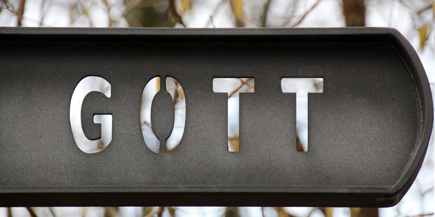 Schild mit Inschrift 'Gott'