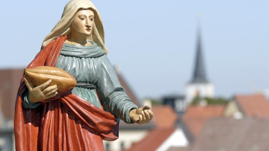 Statue der Hl. Elisabeth von Thüringen, im Hintergrund Blick auf die Stadt Erfurt