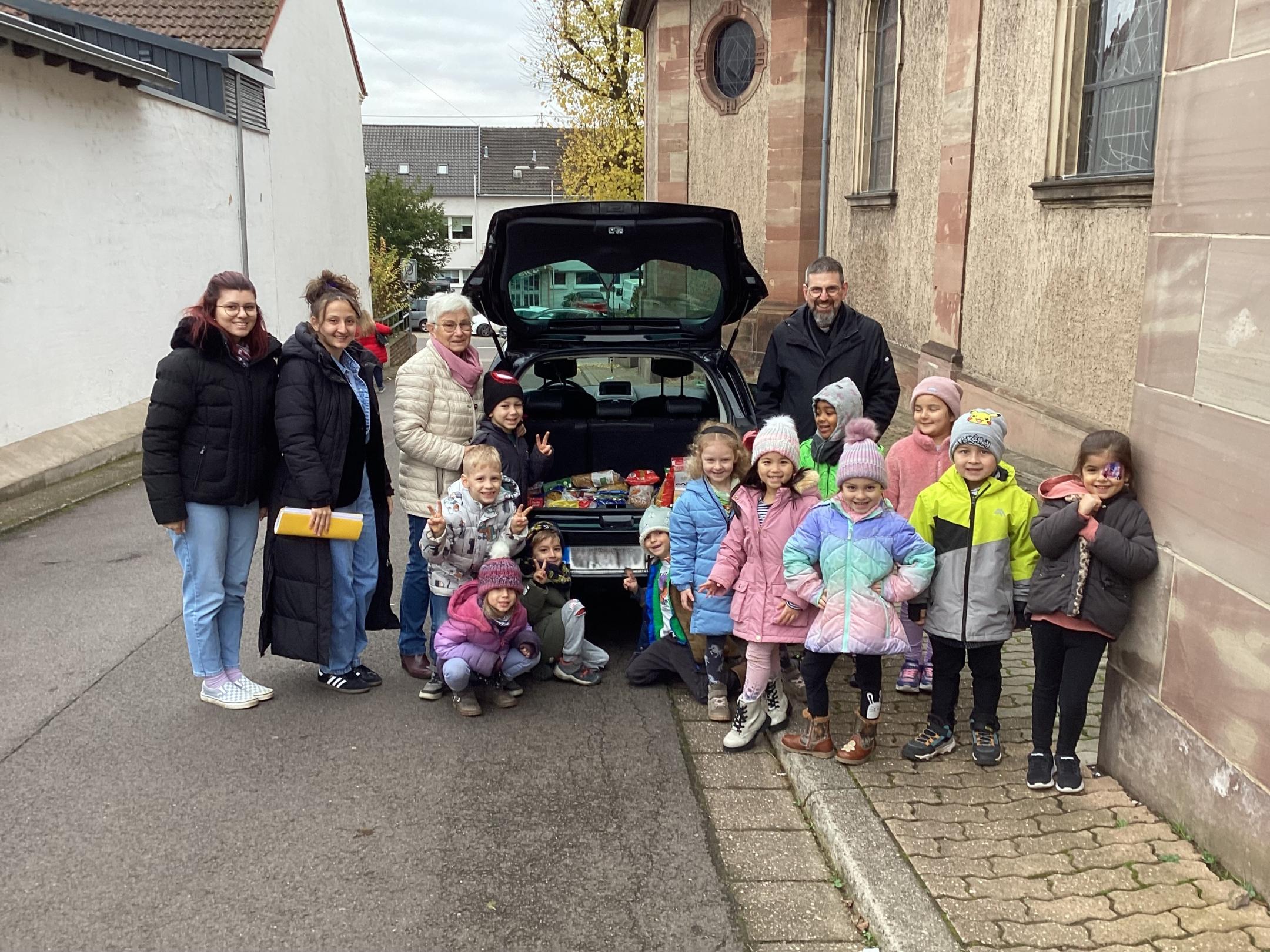 Kinder und Betreuer der KiTa St. Laurentius mit Frau Pohl und Pastor Müller