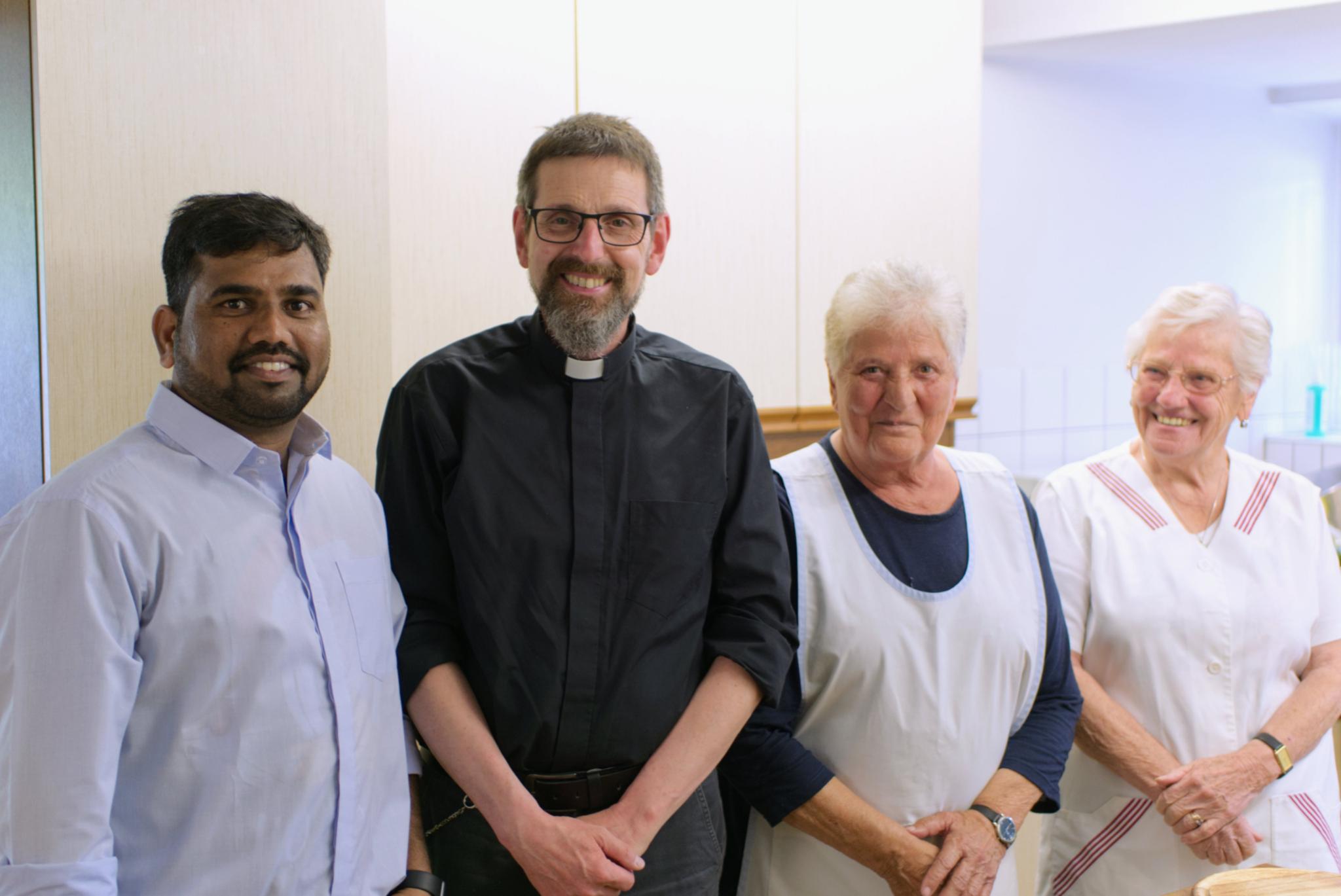 Omas Küche mit Pastor und Kaplan