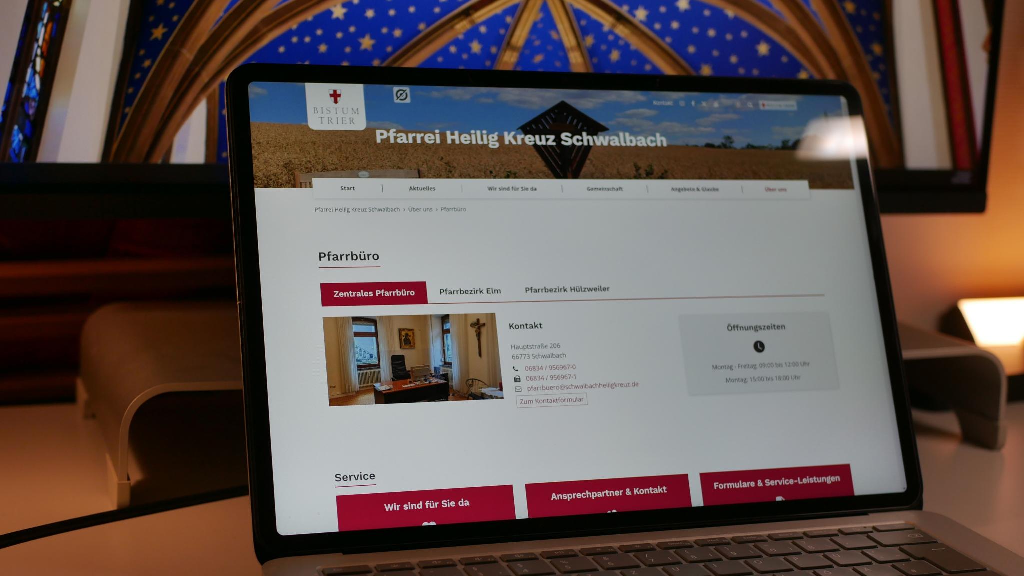 Auf einem Laptop wird die neue Webseite der Pfarrei angezeigt