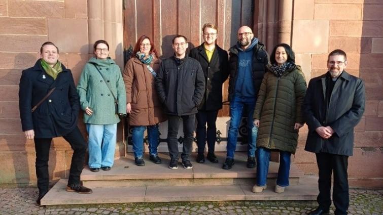 Gruppenfoto des PGR mit Dekan Müller vor dem Portal von Marienthal