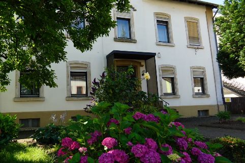 Pfarrhaus Schwalbach mit Zentralem Pfarrbüro (Blick von der Hauptstraße)