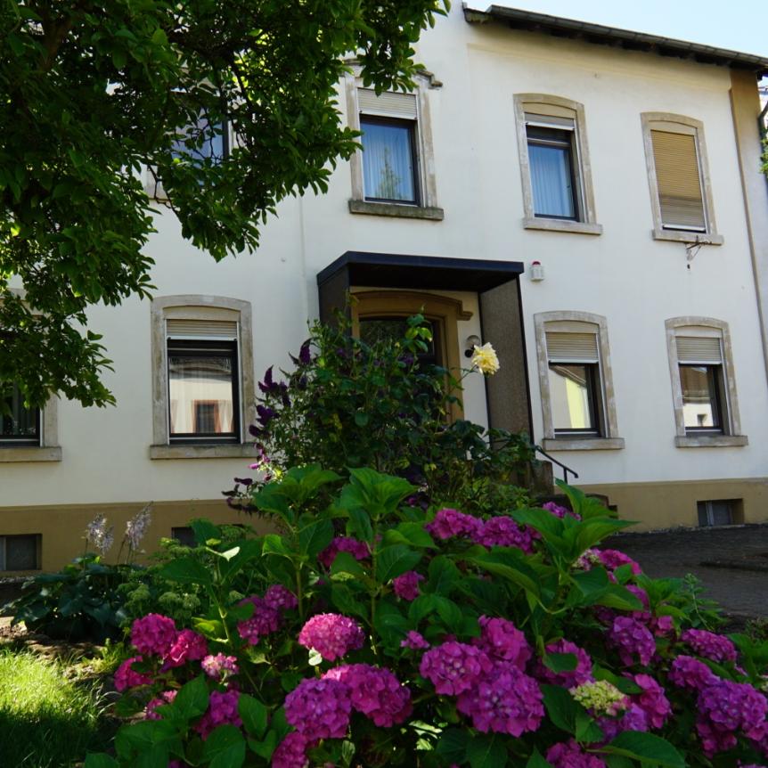 Pfarrhaus Schwalbach mit Zentralem Pfarrbüro (Blick von der Hauptstraße)