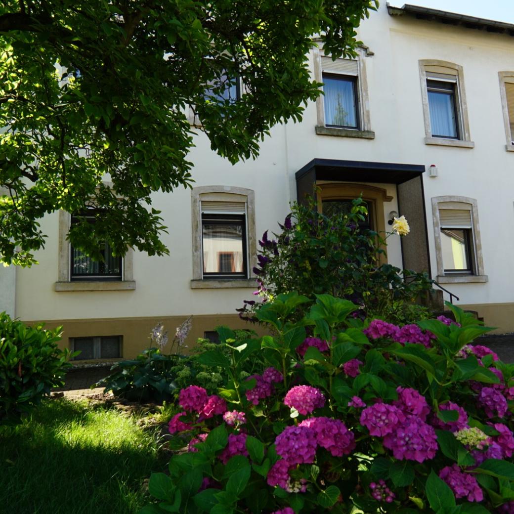 Pfarrhaus Schwalbach mit Zentralem Pfarrbüro (Blick von der Hauptstraße)