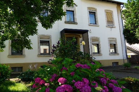 Zentrales Pfarrbüro Pfarrhaus Schwalbach mit Zentralem Pfarrbüro (Blick von der Hauptstraße)