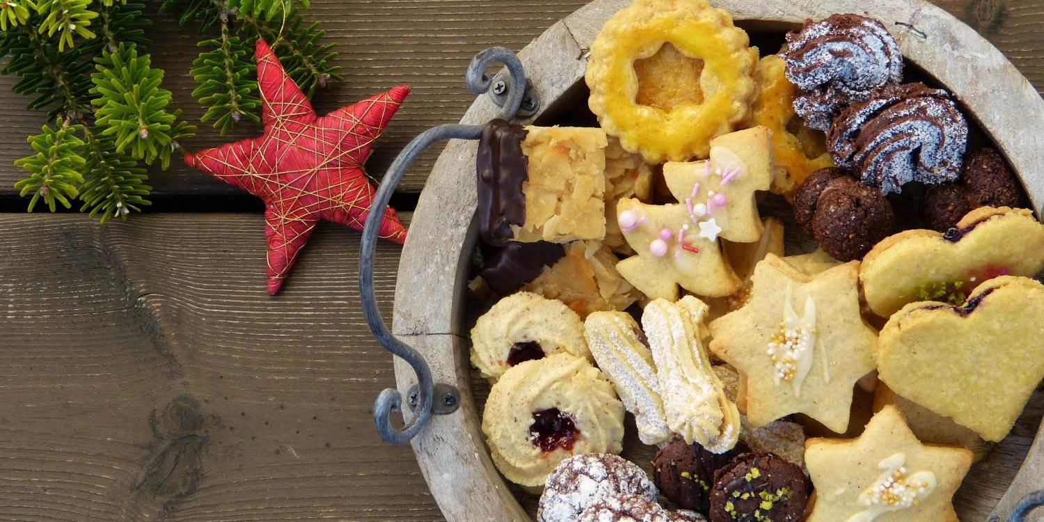 Teller mit Weihnachtsplätzchen und -gebäck