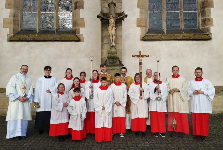 Geistliche, Diakone und Messdiener nach der Hl. Messe in St. Martin