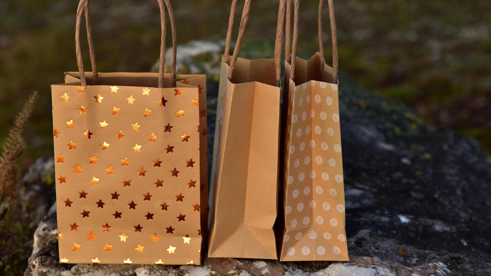 Foto mit drei Geschenktüten im weihnachtlichen Layout (goldfarben mit Sternen)