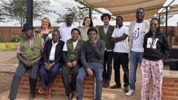 Foto einer Gruppe beim Besuch von zwei Mitarbeitern von ZIKOMO - Hilfe für Afrika in Malawi