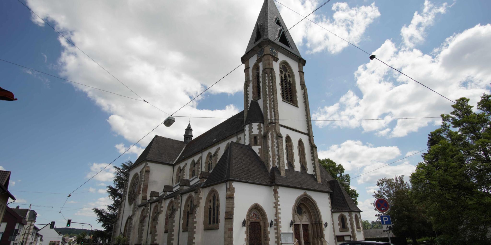 Kirche St. Martin - Ansicht von der Straße aus