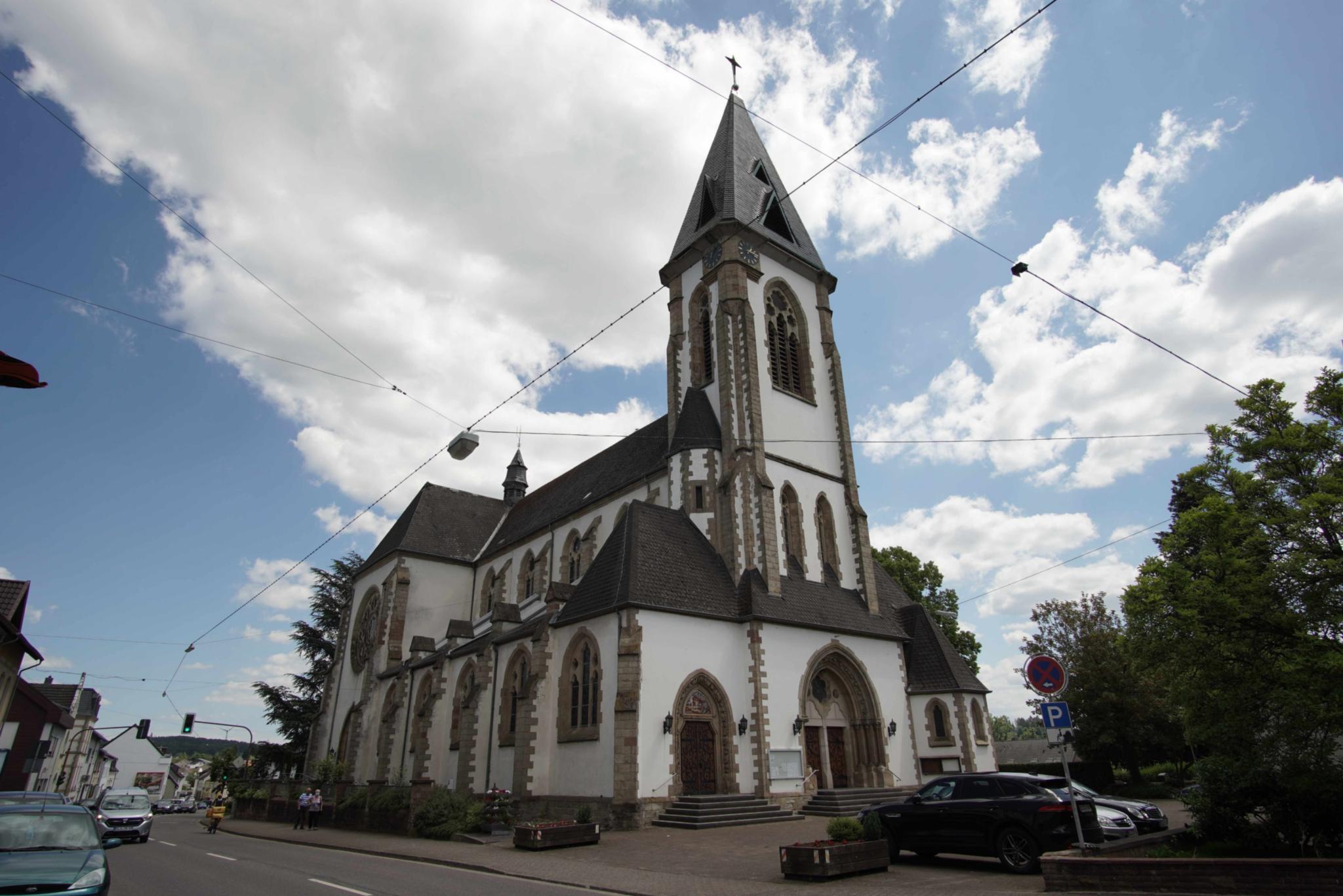 Kirche St. Martin - Ansicht von der Straße aus