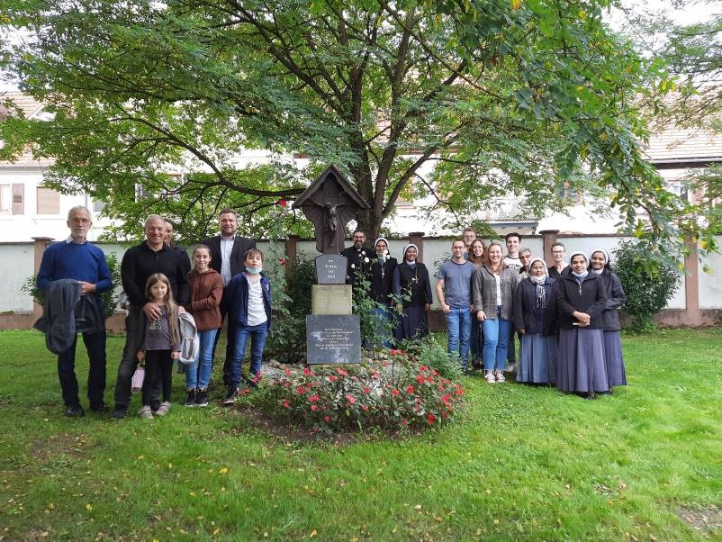 Delegation aus Heilig Kreuz mit den Schwestern von Püttlingen am „Schwalbacher Kreuz“ in Marienthal am 19.09.2021