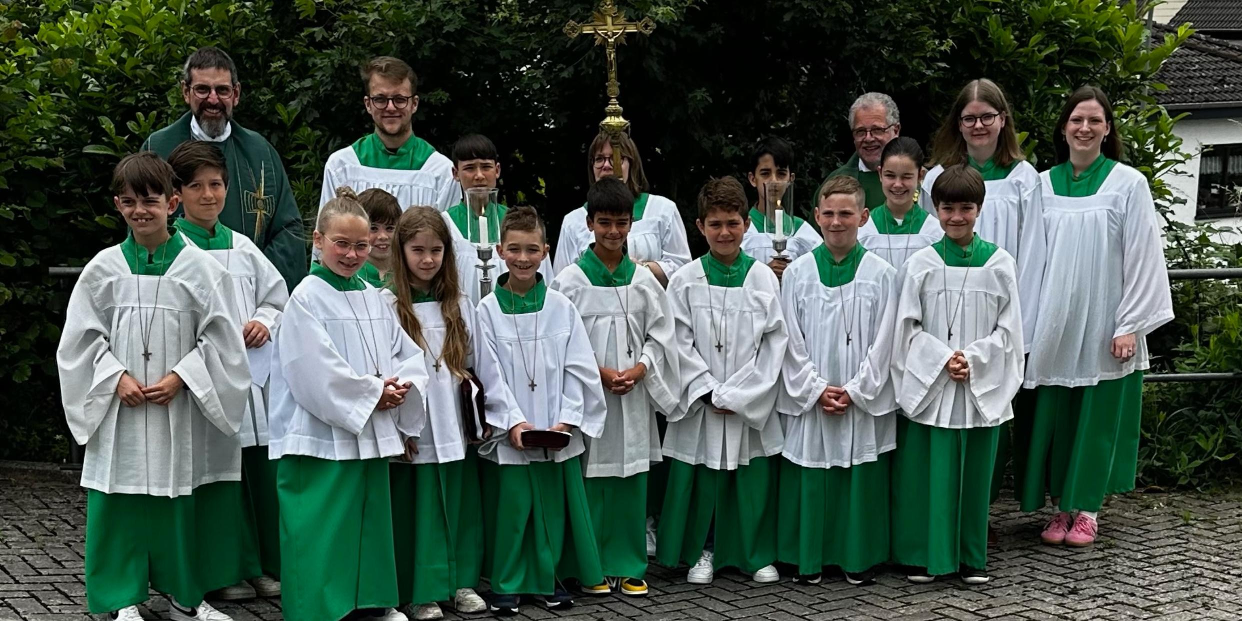 Foto der jungen Messdiener mit den älteren Messdienern und Pfarrer Stoffel und Pfarrer Müller